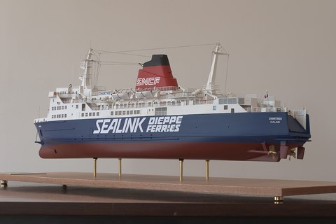 Maquette car-train ferry - le Chartres - vue de côté