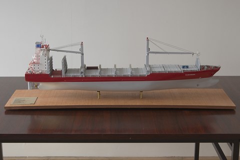 Maquette de bateau : le porte-conteneurs Gluecksburg