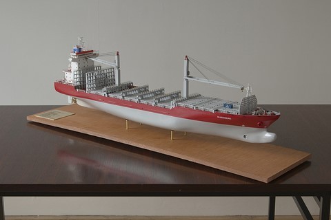 Maquette de bateau : le porte-conteneurs Gluecksburg