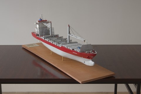 Maquette de bateau : le porte-conteneurs Gluecksburg