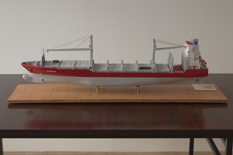 Maquette de bateau : le porte-conteneurs Gluecksburg