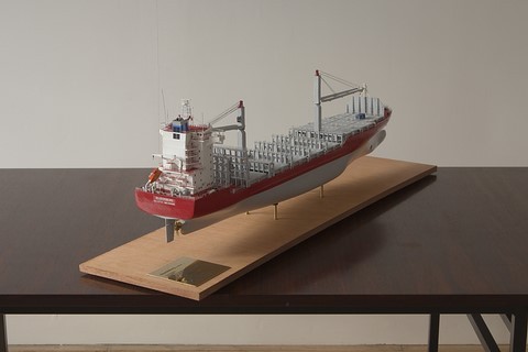 Maquette de bateau : le porte-conteneurs Gluecksburg