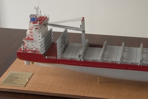 Maquette de bateau : le porte-conteneurs Gluecksburg