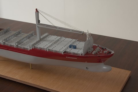 Maquette de bateau : le porte-conteneurs Gluecksburg