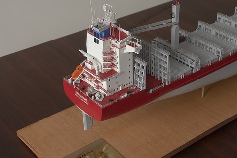 Maquette de bateau : le porte-conteneurs Gluecksburg