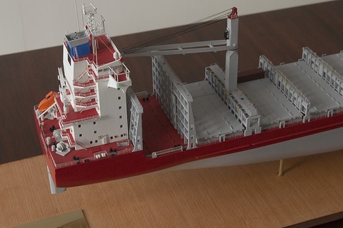 Maquette de bateau : le porte-conteneurs Gluecksburg