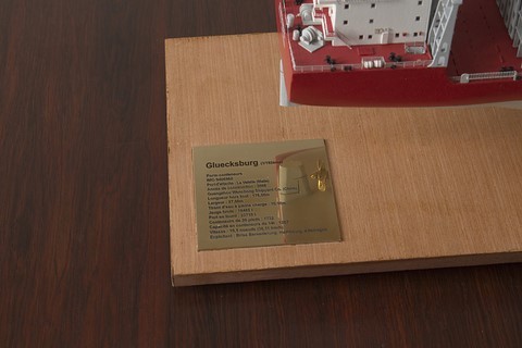 Maquette de bateau : le porte-conteneurs Gluecksburg