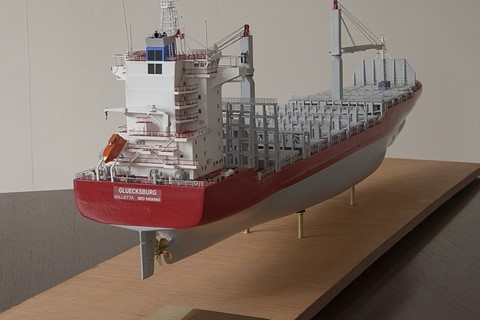 Maquette de bateau : le porte-conteneurs Gluecksburg