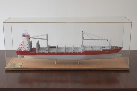 Maquette de bateau : le porte-conteneurs Gluecksburg