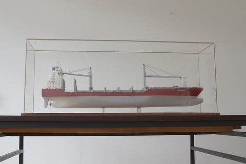 Maquette de bateau : le porte-conteneurs Gluecksburg