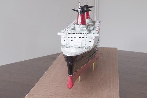 Le paquebot France : l'avant de la maquette de chez Hachette a été aminci