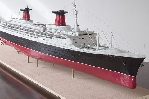 Grand maquette du paquebot France, réalisé à partir du kit de chez Hachette