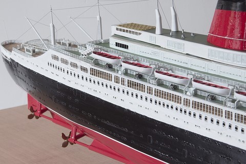 Vue babord arrière de la maquette du paquebot France