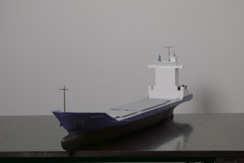 porte-conteneur gris-bleu