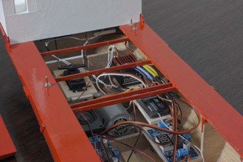 Porte-conteneur RC rouge